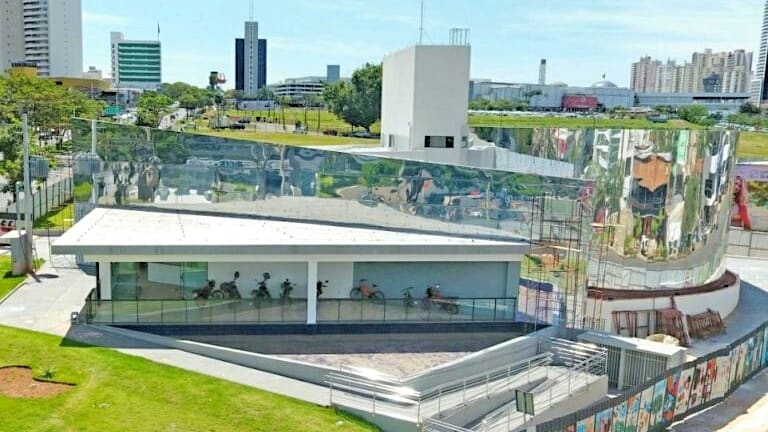 Casa de Vidro Antonio Poteiro possui salão de exposições, uma sala para atividades de imersão e uma sala multiuso. Além disso, um auditório e café | Foto: Prefeitura de Goiânia