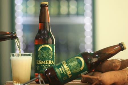 Cerveja de mandioca de Goiás já está disponível em bares e mercados