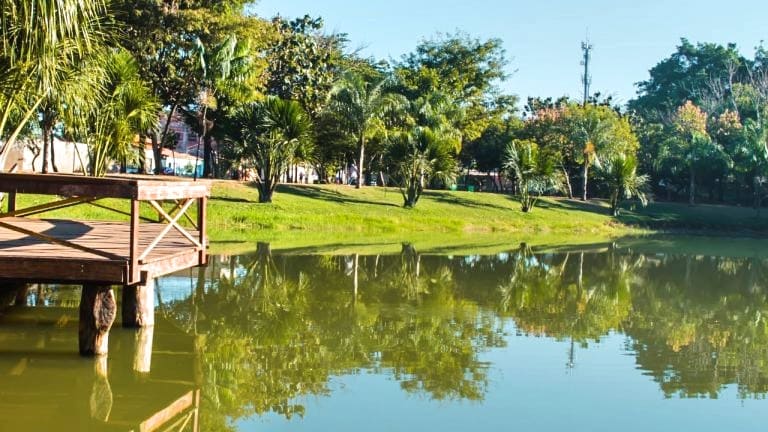 Parque Fiúca, no Residencial Olinda, região Leste de Goiânia. No local foi construído um pequeno mirante no lago | Foto: Prefeitura de Goiânia