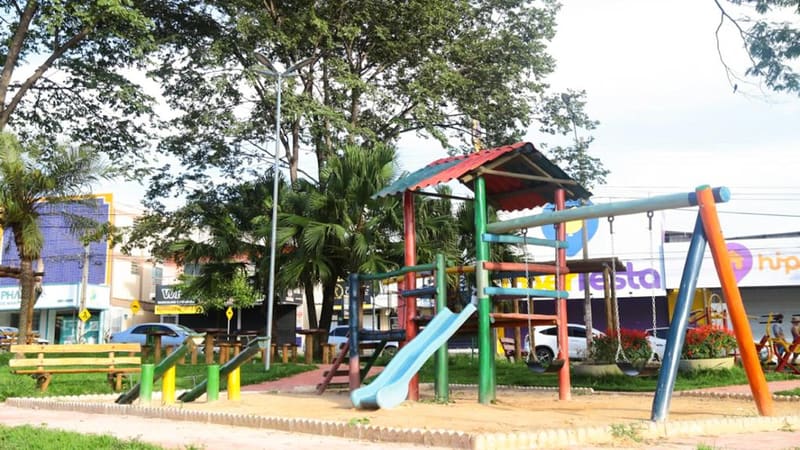 Palyground  de praça em Aparecida de Goiânia. Em janeiro cinco espaços de lazer serão entregues | Foto: Claudivino Antunes /  Prefeitura de Aparecida de Goiânia