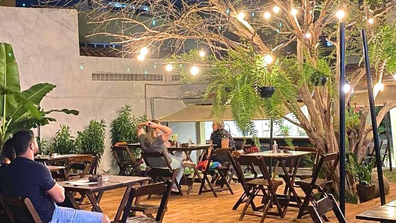 Est Comedoria se localiza no Setor Leste Universitário e tem um quintal a céu aberto | Foto: Reprodução Instagram