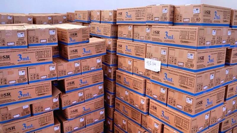Governo de Goiás já compderou 2,5 milhões seringas e agulhas para aplicação da doses da vacina, além de já ter 1,3 milhão de materiais em estoque | Foto: SES-GO