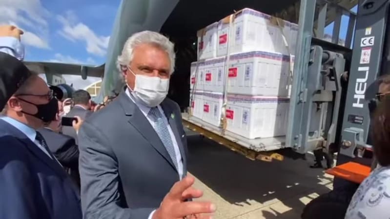 Governador de Goiás, Ronaldo Caiado, a companha o embarque das doses de vacina destinadas ao Estado, em Guarulhos (SP) | Foto: Reprodução /  Redes Sociais