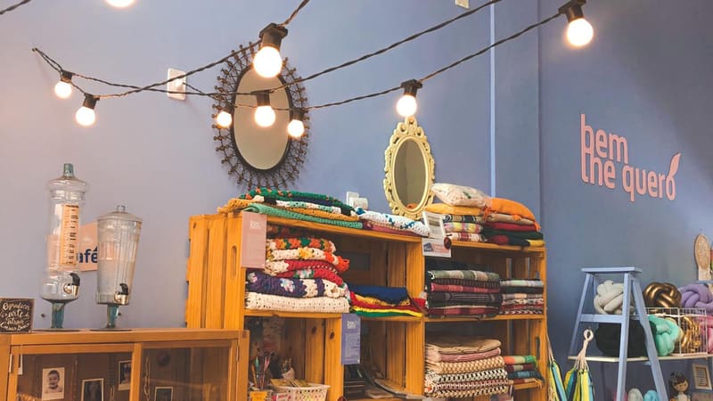Interior da Bem Lhe Quero, a mais antiga das lojas colaborativas da matéria. Local vende produtos de 45 marcas | Foto: Paula Falcão/Aproveite a cidade