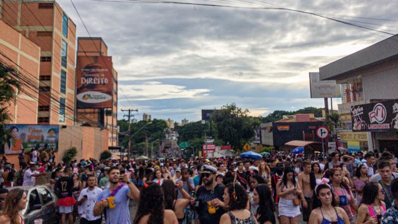 Bloco de rua em Goiânia no ano de 2019. Além da suspensão do feriado de carnaval em 2021, repartições públicas também não terão ponto facultativo | Foto: Carla Falcão