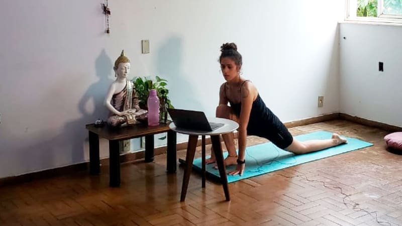 Karol Santos, professora de Yoga do Mandala do Ser, durante prática on-line | Foto: Acervo Pessoal/ Karol Santos