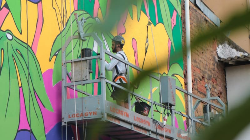 Wes Gama pintando o primeiro grande mural, na Rua 3, no projeto Manifesto Urbano. Série da Secult conta história do artista e de suas obras | Foto: Carla Falcão/Aproveite a cidade