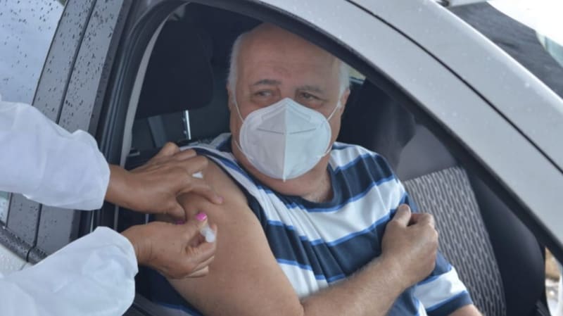 Idoso sendo vacinado em Aparecida de Goiânia. A partir desta quinta-feira (25/3), cidade passa a vacinar pessoas acima de 65 anos | Foto: Claudivino Antunes