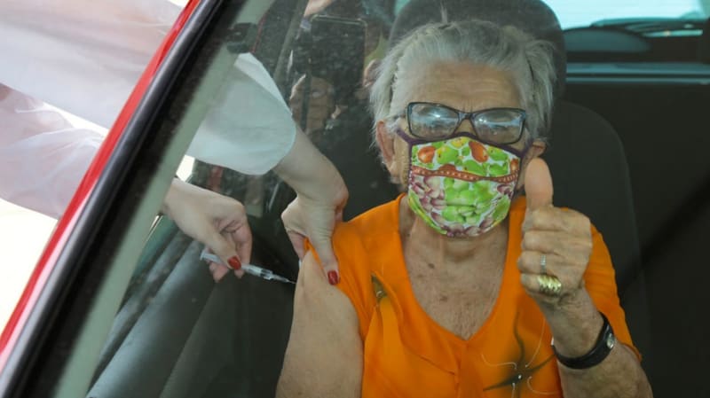 Idosa sendo vacinada em drive-thru de Aparecida de Goiânia. Segunda dose da CoronaVac começa a ser aplicada no dia 15 de março | Foto: Ênio Medeiros