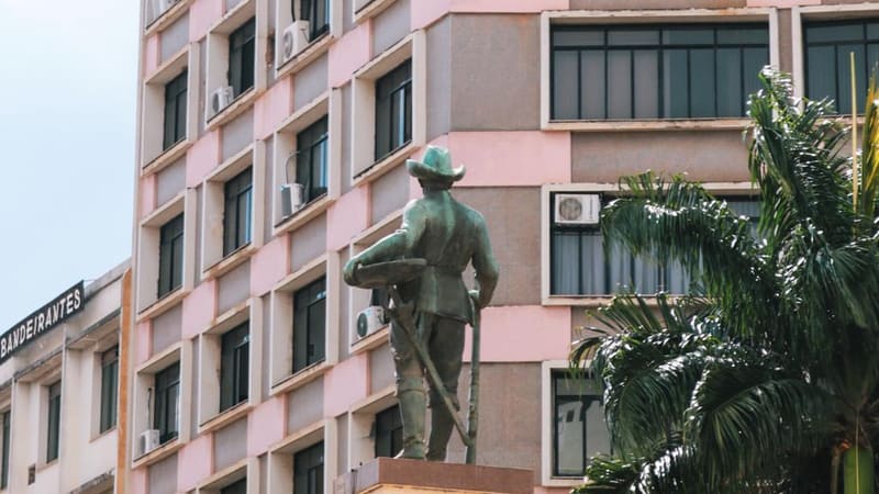 Estátua na Praça do Bandeirante, no Centro de Goiânia. Cidade terá novo decreto a partir da próxima quarta-feira (31/3), quando comércio será reaberto | Foto: Carla Falcão/Aproveite a cidade