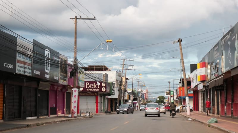 Bairro de Campinas com lojas fechadas. Decreto em Goiânia foi prorrogado por mais 14 dias | Foto: Carla Falcão