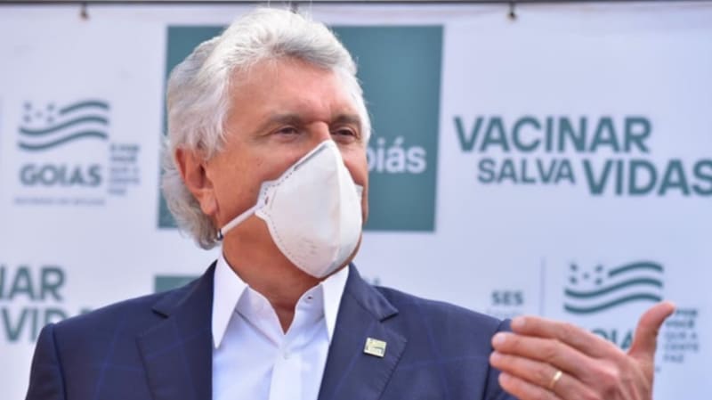 Governador de Goiás, Ronaldo Caiado confirmou mudança no decreto estadual durante recebimento de novo lote de vacinas | Foto: Hegon Correa