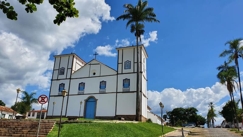 Igreja Nosso Senhor do Bonfim, em Pirenópolis. Prefeitura da cidade histórica divulgou novo decreto, mas com medidas diferentes do estadual | Foto: Carlos Freitas/Aproveite a cidade