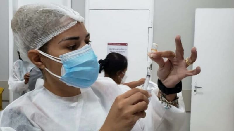 Enfermeira com vacina contra a Covid-19. A partir da próxima segunda-feira, Goiânia inicia vacinação para idosos de 76 anos | Foto: Prefeitura de Goiânia