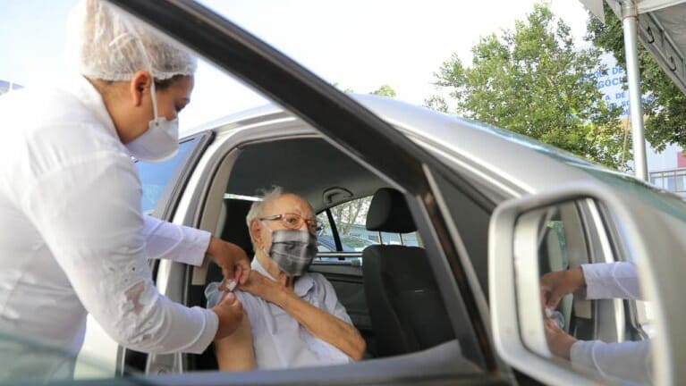 Idoso sendo vacinado em Goiânia. Nos dias 2 e 3 de março, idosos acima de 78 anos serão vacinados em oito pontos da cidade | Foto: Prefeitura de Goiânia