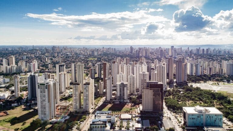 Vista aérea de Goiânia. Cidade se destaca em relação ao comércio, mercado imobiliário, e nos setores educacional, de serviços e agropecuários | Foto: Prefeitura de Goiânia