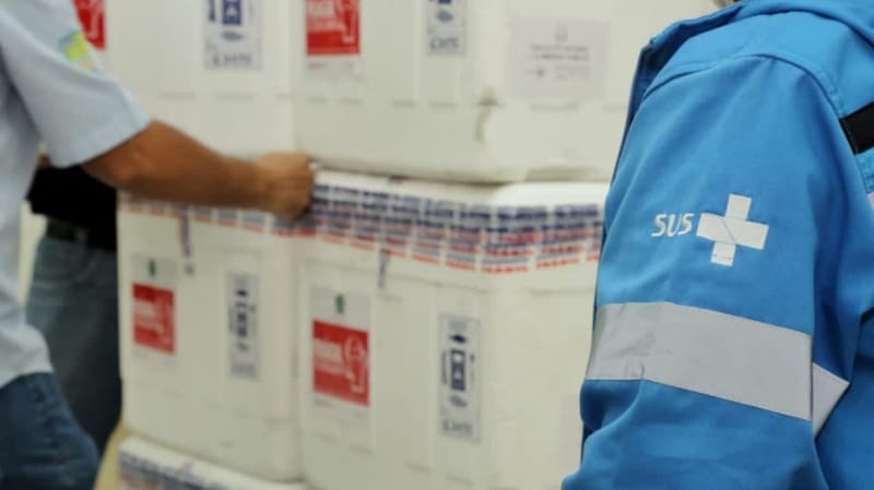 Vacinas da CoronaVac sendo entregues em Goiás na madrugada desta quarta-feira (17/3). No total, 8º lote teve 134,4 mil doses da vacina | Foto: André Saddi