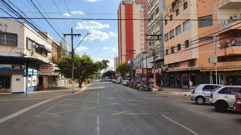 Rua 3, no Centro de Goiânia. Cidades da Região Metropolitana irão manter medidas restritivas por mais uma semana a partir desta segunda-feira (8/3) | Foto: Carlos Freitas/Aproveite a cidade