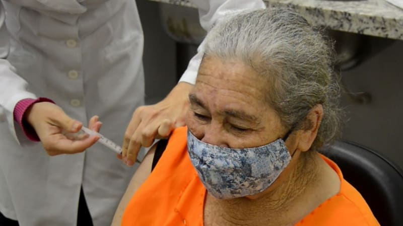 Idosa é vacinada em Aparecida de Goiânia. Cidade recebeu 2,2 mil doses de vacinas e fará vacinação por agendamento | Foto: Prefeitura de Aparecida de Goiânia