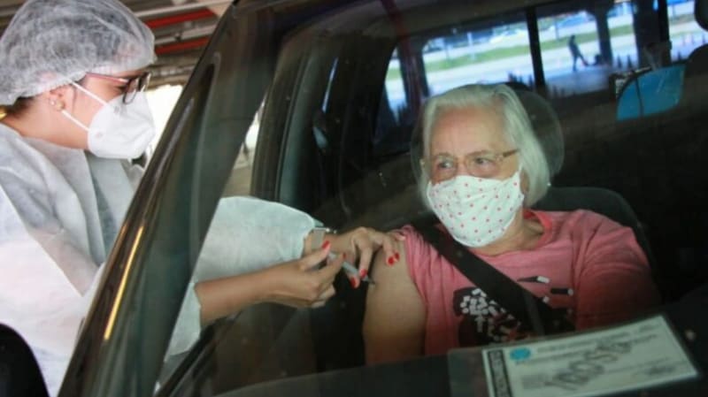 Idosa sendo vacinada em Goiânia. Na capital, há aproximadamente, 5 mil idosos com 77 anos | Foto: Prefeitura de Goiânia