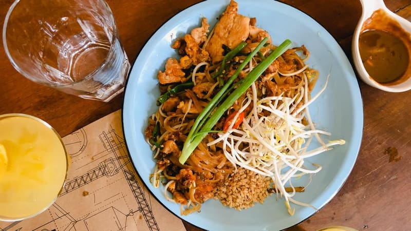 Pad Thai de frango do restaurante Same Same. Prato é típica comida de rua da Tailândia e está presente nos restaurantes tailandeses de Goiânia |  Foto: Paula Falcão