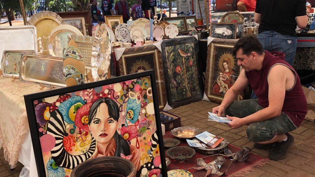 Antiguidades em Goiânia: feira reúne antiquários, brechós e colecionadores de vinil e carros antigos