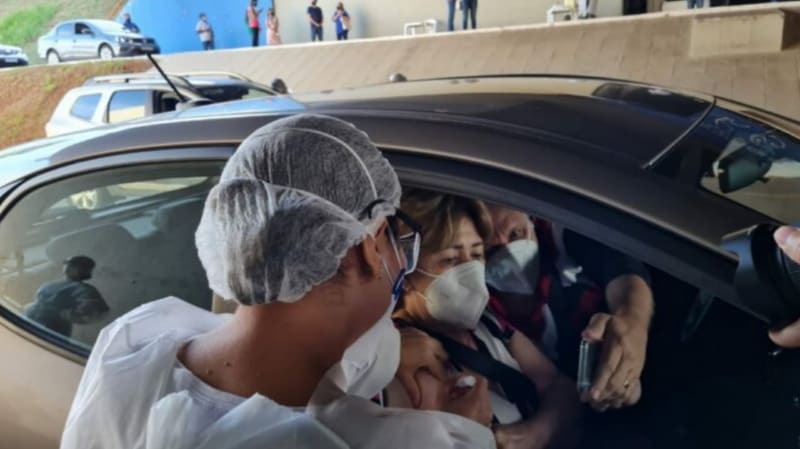 Idosa sendo vacinada no Estádio Serra Dourada, em Goiânia. Prefeitura reabre drive-thru após longas filas em postos de vacinação da capital | Foto: Prefeitura de Goiânia
