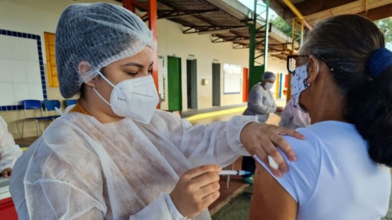 Idosa recebendo vacina em Goiânia. Vacinação segue nesta segunda-feira (26/4) para idosos a partir de 61 anos (iniciais A e B) e profissionais de saúde | Foto: Prefeitura de Goiânia