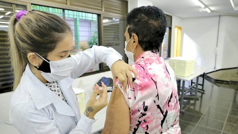 Idosa sendo vacinada em Goiânia. Vacinação para idosos a partir de 61 anos segue na capital nesta sexta-feira (30/4) | Foto: Prefeitura de Goiânia