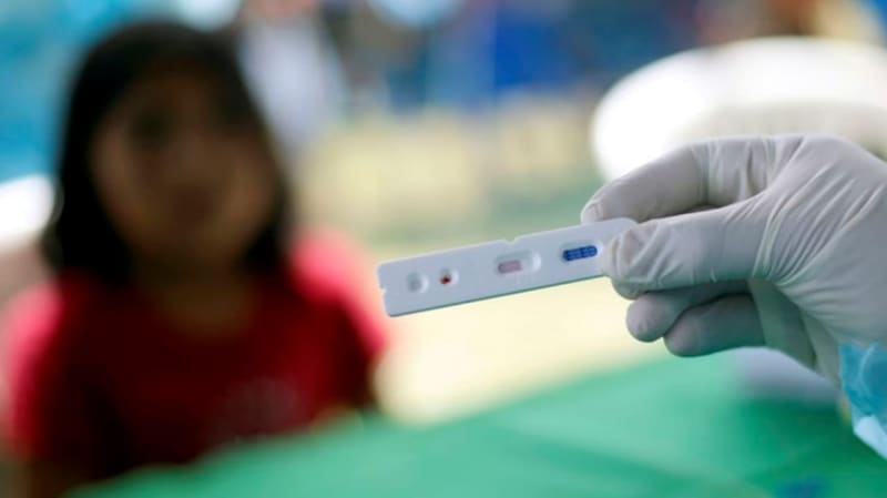 Criança sendo testada para Civi-19. Governo de Goiás fará testagem até o próximo sábado (10/4) | Foto: SES-GO