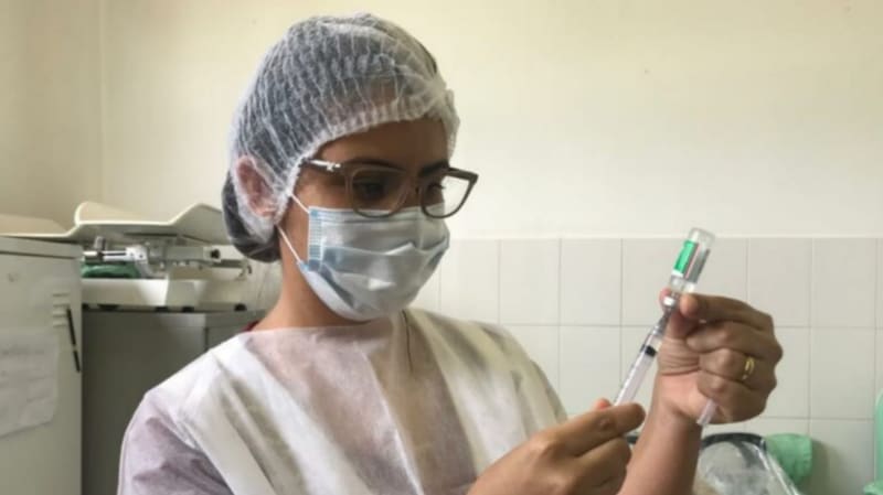 Idosos e profissionais da Saúde recebem 2ª dose nesta sexta (16/4)