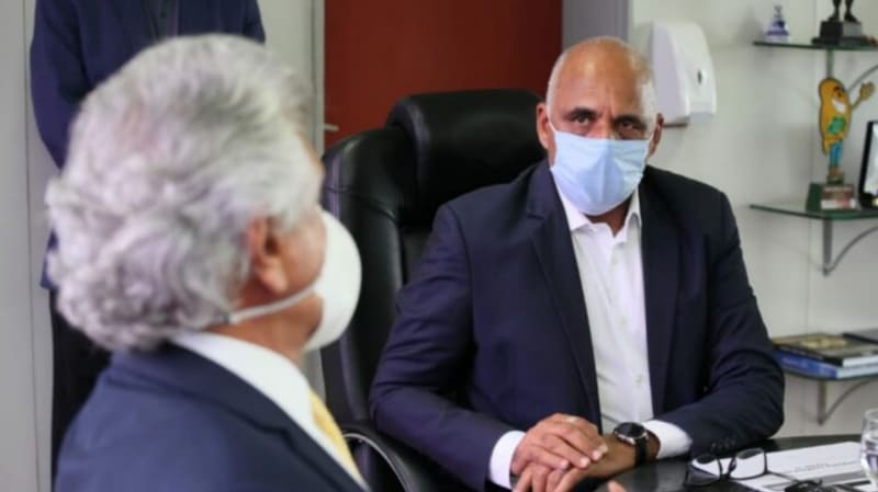 Governador Ronaldo Caiado e prefeito de Goiânia, Rogério Cruz, durante reunião nesta segunda-feira (12/4) sobre os decretos municipal e estadual | Foto: Prefeitura de Goiânia