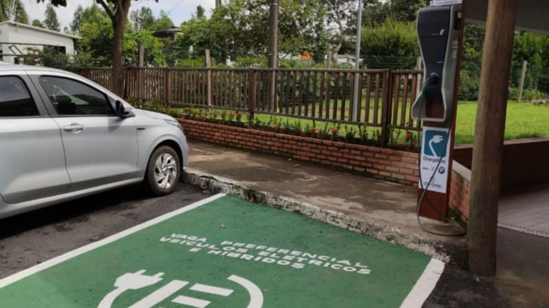 Ponto de recarga na eletrovia entre Goiânia e Brasília. Local funcionará 24h por dia, e carregamento será gratuito | Foto: Divulgação