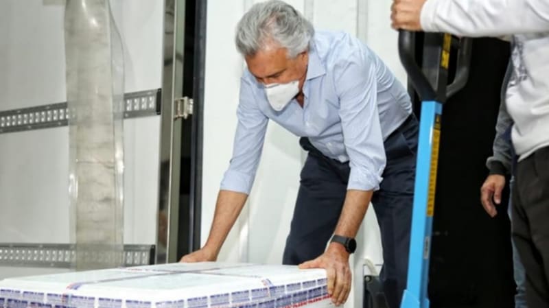 Ronaldo Caiado recebe 14º lote de vacina em Goiás. Vacinação de professores deve acontecer até o fim do mês de maio, afirma governador | Foto: Andre Saddi