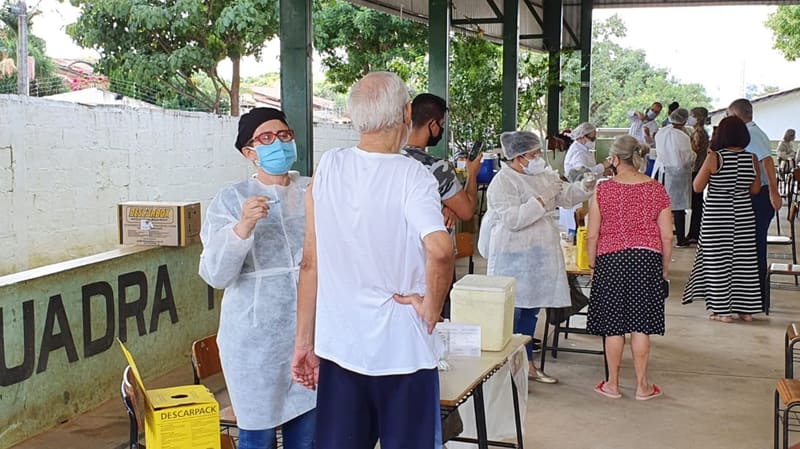 Idosos sendo vacinados na Escola Municipal Francisco Matias, no Parque Anhanguera, em Goiânia. Cidade continua com vacinação nesta quinta e sexta-feira | Foto: Carlos Freitas/Aproveite a cidade