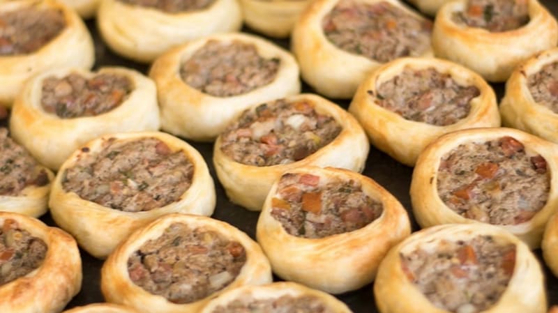 Esfihas de carne do Empório Sírio Libanês, que funciona no mesmo local desde 1992 | Foto: Reprodução Instagram