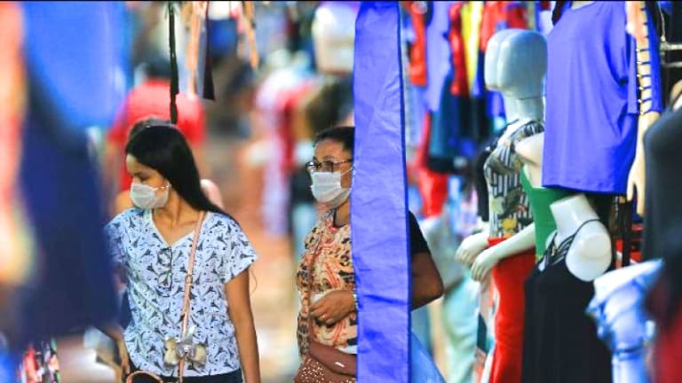 Pessoas fazem compra na Feira Hippie, em Goiânia. Funcionamento foi ampliado no fim de semana do Dia das Mães, mas deverá seguir protocolos sanitários, devido a pandemia do coronavírus | Foto: Prefeitura de Goiânia