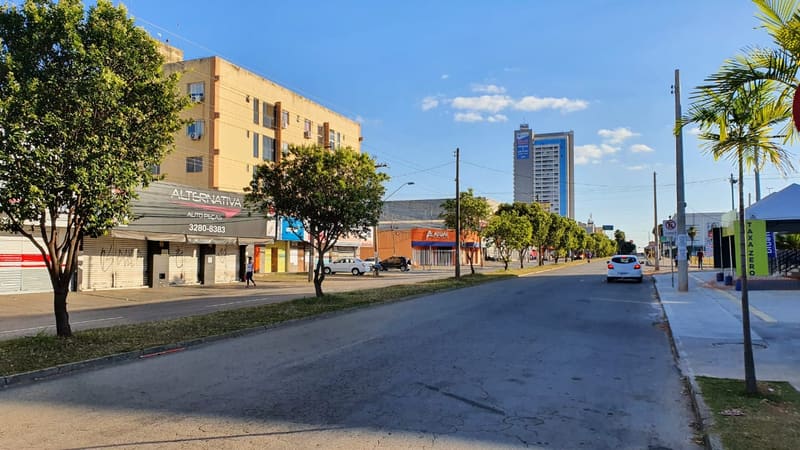Comércio fechado na Vila Brasília, em Aparecida de Goiânia. Portaria publicada no município libera a realização de eventos, e também regulamenta o funcionamento de bares, restaurantes, praças de alimentação em shoppings centers | Foto: Carlos Freitas/Aproveite a cidade
