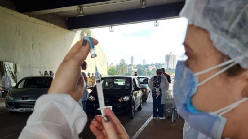Profissional da saúde de Goiânia com dose da vacina. Imunização continua na cidade para idosos a partir de 60 anos e trabalhadores da saúde | Foto: Prefeitura de Goiânia