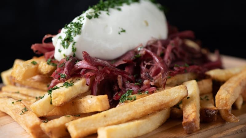 Batata frita com Pastrami e Sour Cream do Mafuá Burger. Local vende diversos tipos de hambúrgueres, além de petiscos | Foto: Comidetas/Reprodução Instagram