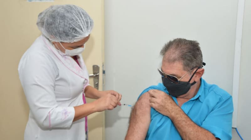 Idoso sendo vacinado em Aparecida de Goiânia. Prefeitura amplia, a partir da sexta-feira, vacinação para pessoas com 57 anos. Também haverá novo Dia D de imunização | Foto: Claudivino Antunes/Secom Aparecida