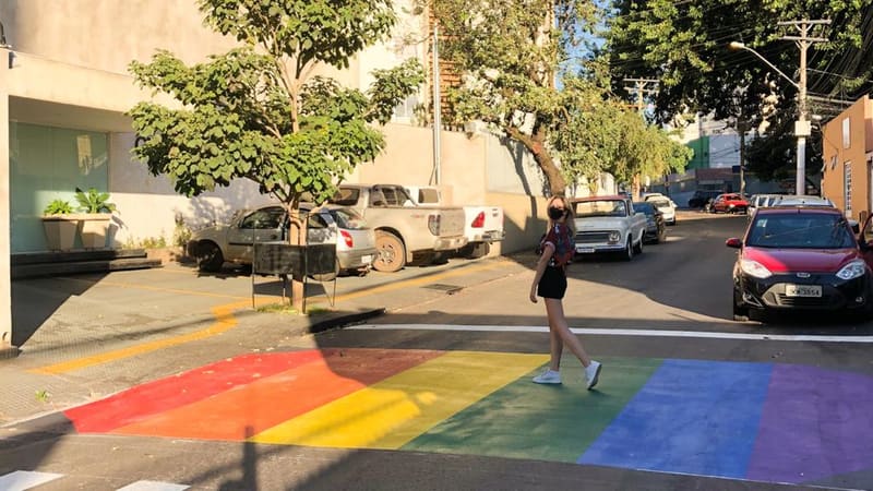 Arco-íris que foi pintado em frente à Secretaria Municipal de Direitos Humanos e Políticas Afirmativas, em Goiânia. Programação acontece no local, no Setor Sul | Foto: Aproveite a cidade