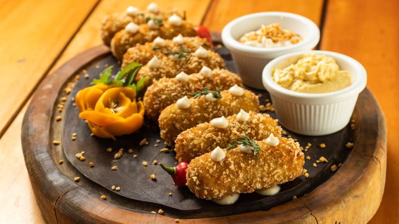 Bolinho de pequi e queijo do Petra Gastrobar, é um dos dos 47 pratos participantes de Goiânia no festival gastronômico Brasil Sabor. Receitas custam a partir de R$ 29,90 | Foto:  Divulgação/ Abrasel Goiás