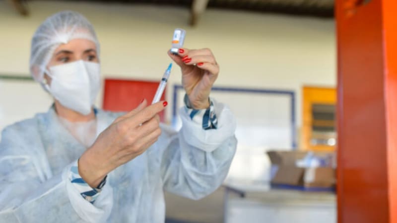Profissional da saúde em Goiânia. Vacinação será para pessoas a partir de 50 anos neste sábado | Foto: Jucimar Sousa/Secom Goiânia