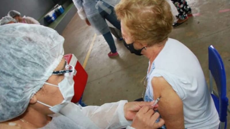 Idosa sendo vacinada em Goiânia. Aplicação da segunfa dose em pessoas com o prazo de vacinação atrasado podem receber dose até esta sexta-feira (11/6) | Foto: Secom Goiânia