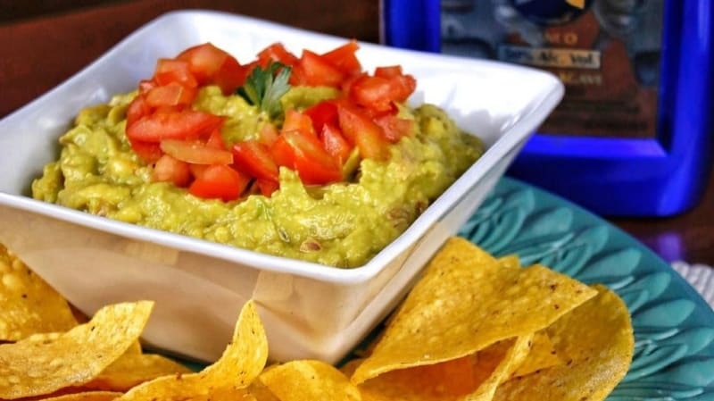 Guacamole com nachos do La Eskina. Restaurante tem cardápio com comidas mexicanas e brasileiras | Foto: Reprodução Instagram