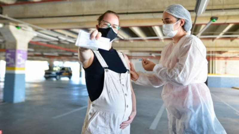 Grávida sendo vacinada em Goiânia. A vacinação para gestantes sem comorbidades foi retomada na capital nesta quinta-feira (17/6) | Foto: Jucimar Sousa/Secom Goiânia