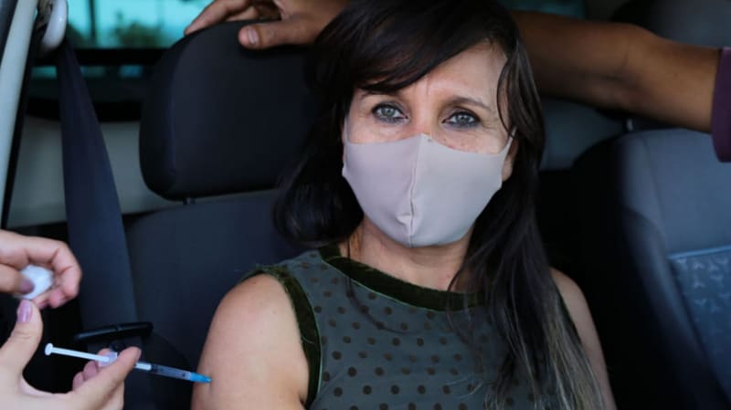 Mulher é vacinada em Aparecida de Goiânia. Cidade amplia, nesta terça-feira (15/6), vacinação contra a Covid-19 para pessoas a partir de 48 anos | Foto: Enio Medeiros