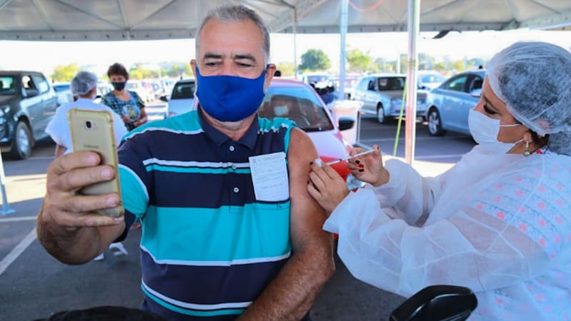 Homem é vacinado em Aparecida de Goiânia. Cidade amplia vacinação, neste sábado (10/7), para pessoas a partir de 37 anos | Foto: Ênio Medeiros