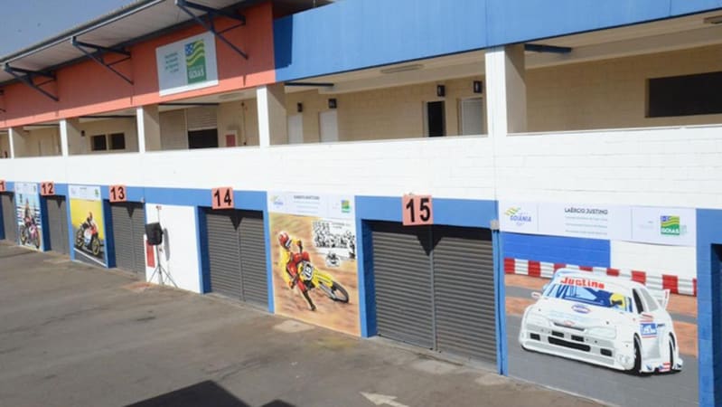 Grafites no Autódromo Internacional de Goiânia. Pinturas homenageiam pessoas importantes do automobilismo e do motociclismo de Goiás | Foto: Seel